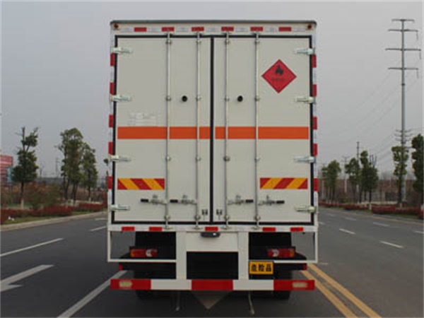 東風(fēng)專汽7.6米易燃?xì)怏w廂式運(yùn)輸車(chē)