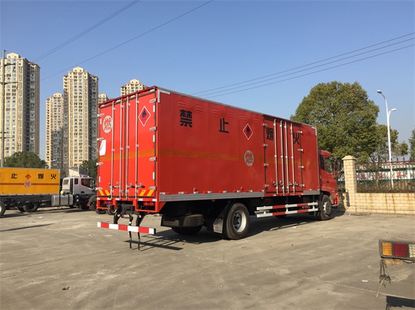 東風(fēng)天錦7.7米氣瓶廂式運(yùn)輸車(chē)