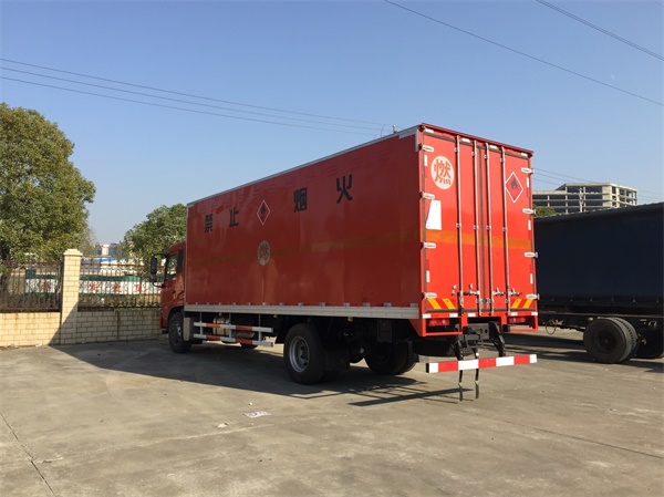東風(fēng)天錦7.7米氣瓶廂式運(yùn)輸車(chē)
