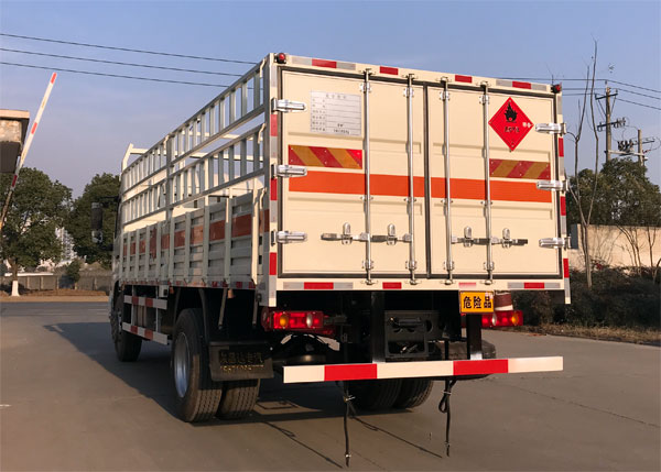 解放6.8米11噸氣瓶運(yùn)輸車(chē)