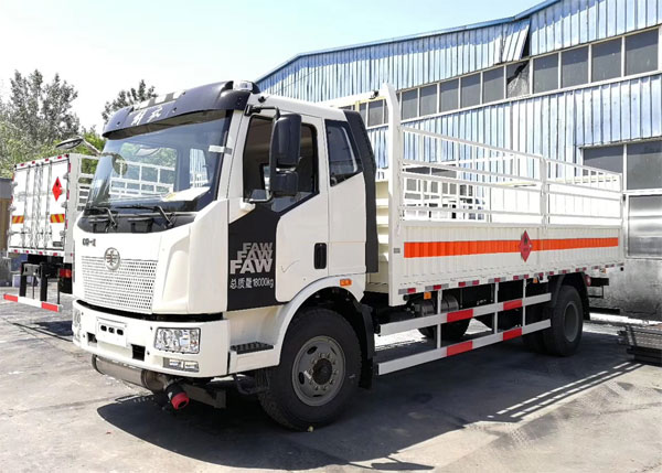 解放6.8米11噸氣瓶運(yùn)輸車(chē)